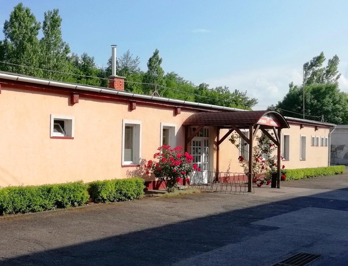 COLLINGO Belvárosi Szállás Kazincbarcika Exterior foto