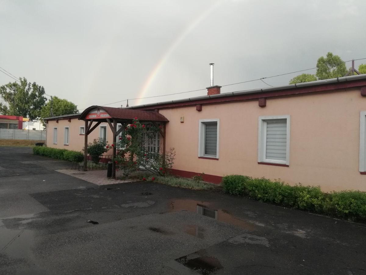 COLLINGO Belvárosi Szállás Kazincbarcika Exterior foto